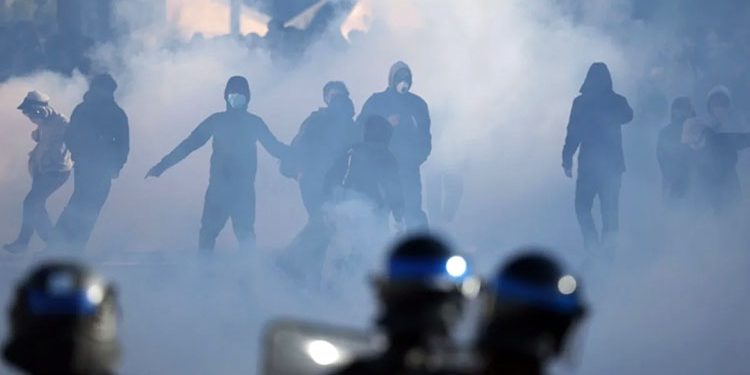 Decision to keep 500 schools closed in France due to student protests and security concerns.