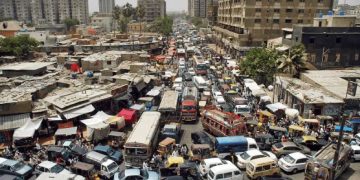 کراچی میں ڈی ایس ریلوے کے گھر اور دفاتر کے باہر کچرا پھینک دیا گیا