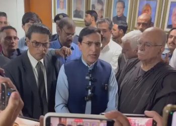حکومت کا پی ٹی آئی کو مذاکرات کا ایک اور موقع دینے کا فیصلہ ، بیرسٹر گوہر ، محمود اچکزئی سے رابطے