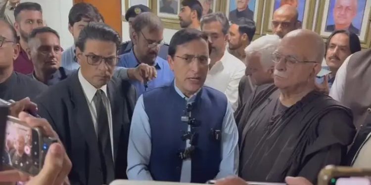 حکومت کا پی ٹی آئی کو مذاکرات کا ایک اور موقع دینے کا فیصلہ ، بیرسٹر گوہر ، محمود اچکزئی سے رابطے