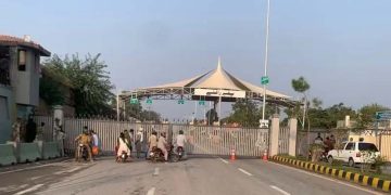 گورنر راج یا ایمرجنسی کی تیاری؟ پشاور کے ریڈ زون سمیت اہم راستے بند