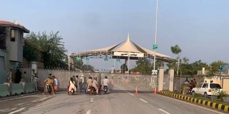 گورنر راج یا ایمرجنسی کی تیاری؟ پشاور کے ریڈ زون سمیت اہم راستے بند