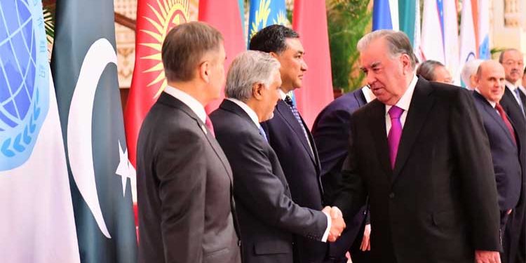 Ishaq Dar meets with Tajikistan's President Emomali Rahmon