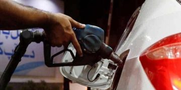 پیٹرول مہنگا، ڈیزل سستا، نئی قیمتوں کا اعلان