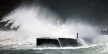 Powerful Typhoon Champi wreaks havoc in Taiwan, killing one person, canceling hundreds of flights