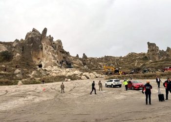 Rockfall in the Turkish tourist destination of Cappadocia leaves 3 dead, 5 injured.
