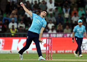 Tri-nation series 3 wickets down for 31 runs in pursuit of Pakistan's target of 242.
