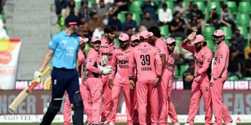 Tri-nation series Pakistan batting in pursuit of England's target of 242 runs.