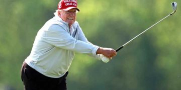 Trump announces start of golf course reconstruction in Washington, despite court order