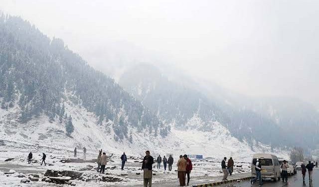 وادی کاغان میں موسم سرما کی دستک، ناران سمیت بالائی علاقوں میں برفباری